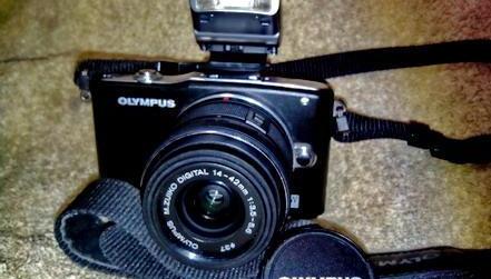 Olympus E-PM1 Kit with 14-42 IIR Lens photo