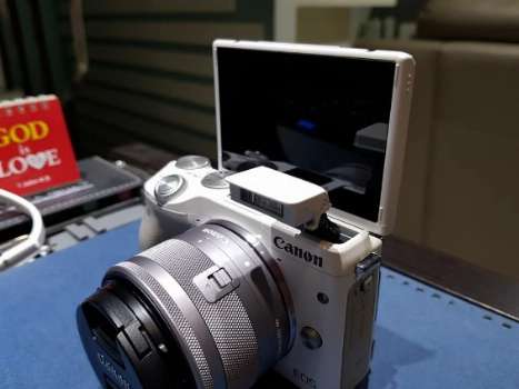 Canon M3 Mirrorless Camera With Kit Lens