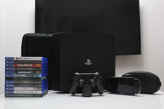 PS4 Pro 1 TB / PS Vita / PS4 games / accessories