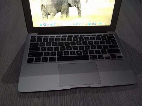 Macbook air ( 11 inch Core i5 2gb 128 ssd) 2011
