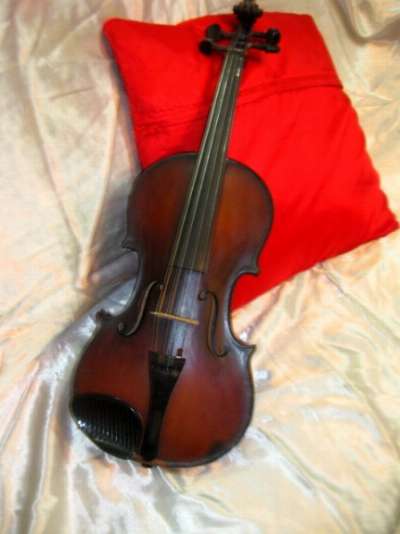 V intage Violin photo