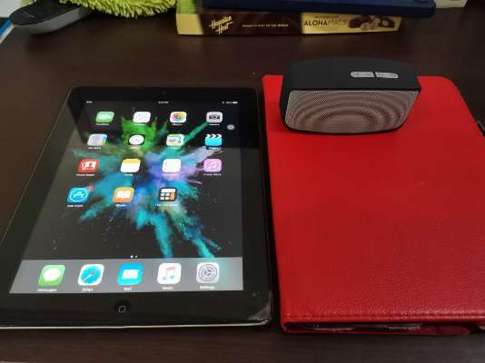Apple Ipad 2 16GB with FREE bnew bluetooth speaker and wireless earpiece photo