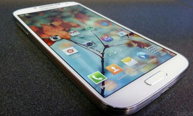 White Samsung Galaxy S4 photo
