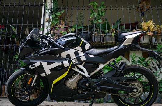 yamaha fzr 400cc