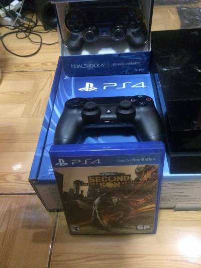 PS4 500 GB Complete with 2 Controllers at 1 Game photo