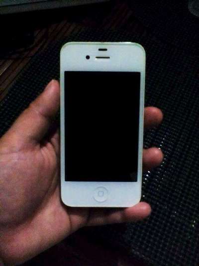 iPhone 4s 16GB White (Globe-locked) with FREE* Smart Bro Broadband Stick photo
