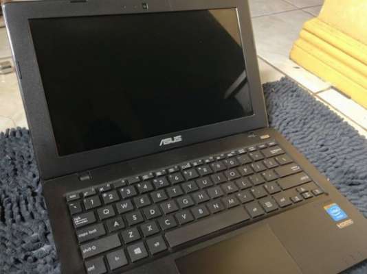 Asus Laptop x200m slim type photo