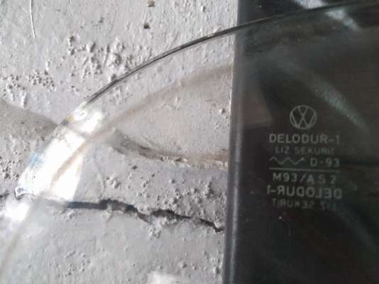VW rear glass photo
