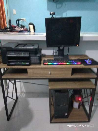 Complete  Desktop computer set with table photo