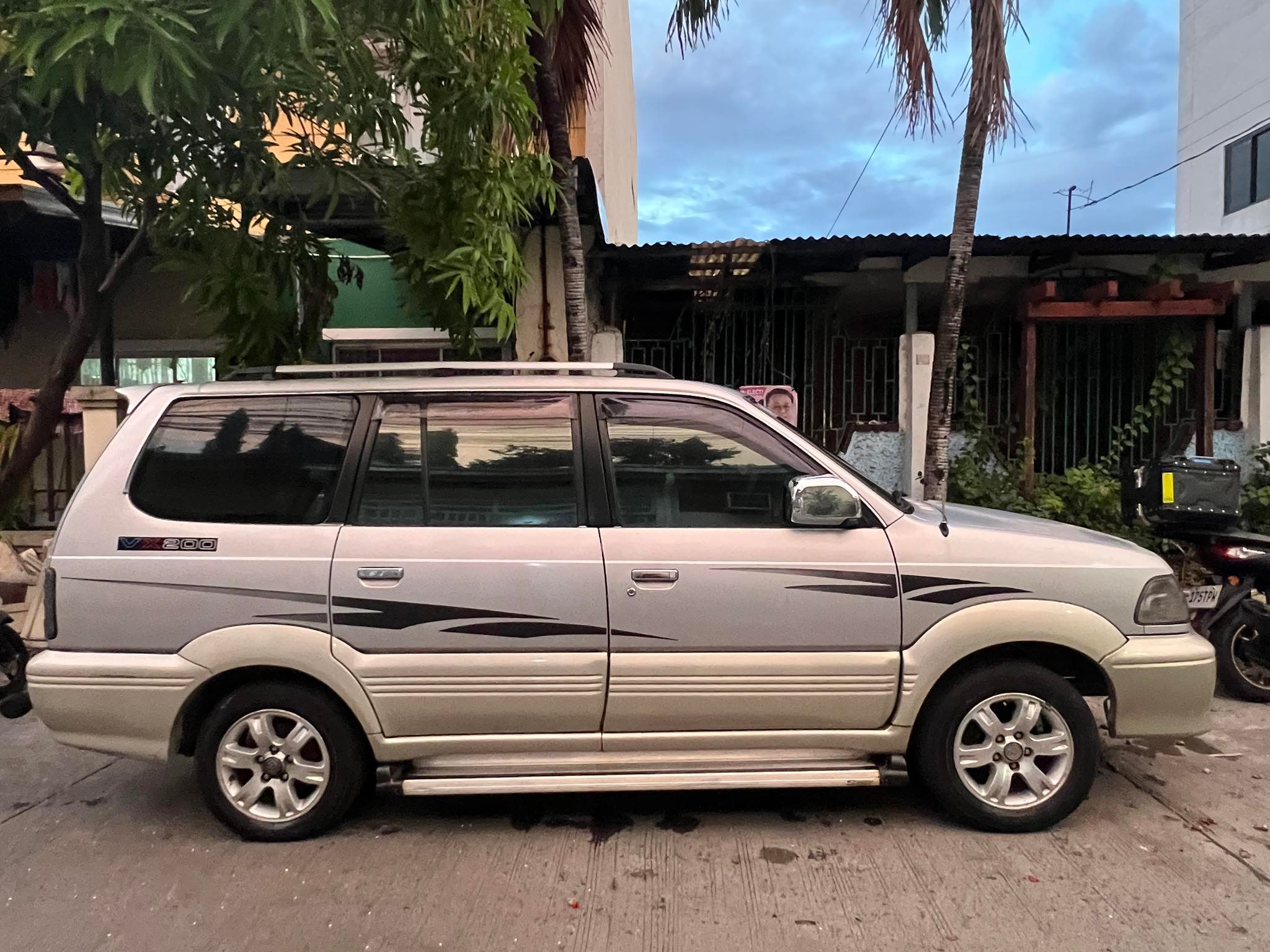 Toyota Revo VX200 Matic Gas M 2002 photo